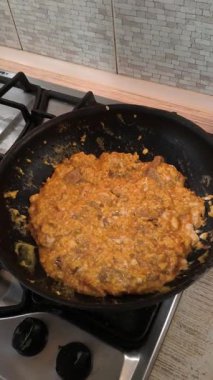 Evde kızartma tavasında yemek pişirmek. Kızartma tavasında yumurta. Kızartma tavasında et ve sebze.