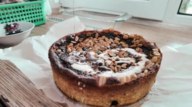 Ev yapımı çikolatalı pasta yapıyorum. Çikolatalı süzme peynirli turta. Ev yapımı kek. Hamur işlerinde jöle var. Pasta şefi taze çikolatalı kek yapıyor..