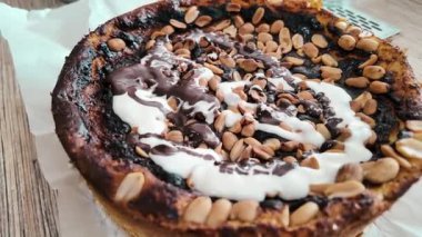 Ev yapımı çikolatalı pasta yapıyorum. Çikolatalı süzme peynirli turta. Ev yapımı kek. Hamur işlerinde jöle var. Pasta şefi taze çikolatalı kek yapıyor..