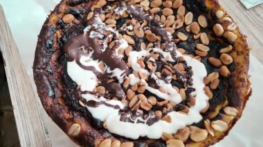 Ev yapımı çikolatalı pasta yapıyorum. Çikolatalı süzme peynirli turta. Ev yapımı kek. Hamur işlerinde jöle var. Pasta şefi taze çikolatalı kek yapıyor..