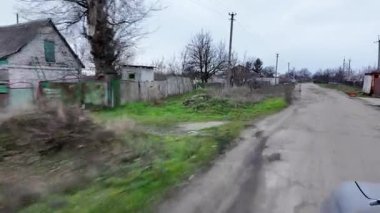 Hareket bulanıklığı var. Güneşli bir günde ormanın içinden hızlı araba sürmek. Bulanık Hareket Yakalayıcı Yüksek Hızda Orman Çizgili Köy Yolu, 4k 24 kare