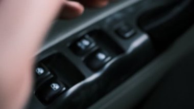 İçinde klima kontrol düğmeleri, gösterge paneli anahtarları, havalandırma delikleri ve elektrikli pencere kontrolleri olan bir arabanın yakın çekim görüntüleri. Detaylı otomotiv bileşenleri tasarım, fonksiyon ve ergonomik gösterir.