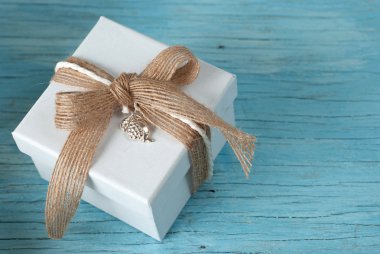 Kurdeleli hediye kutusu