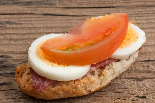 Rusk sandwich with salami, egg and tomato — Stock Photo, Image