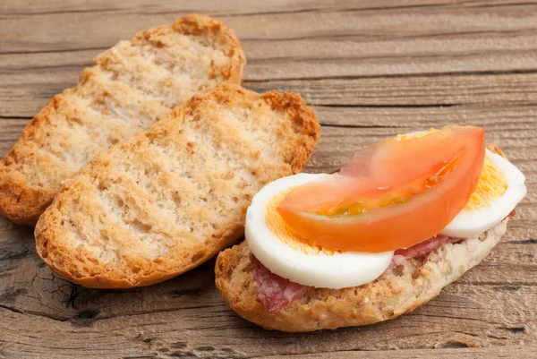 Rusk sandwich with salami, egg and tomato — Stock Photo, Image