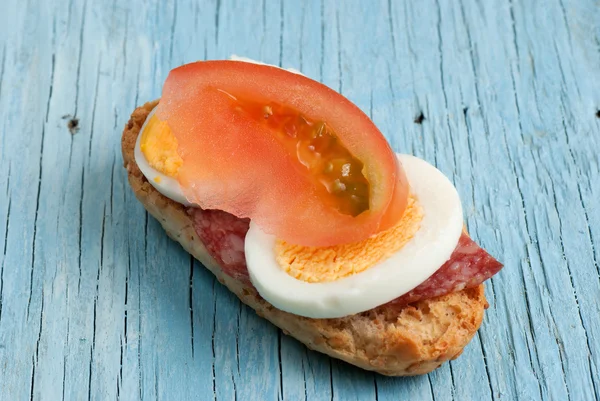 Rusk sandwich with salami, egg and tomato — Stock Photo, Image