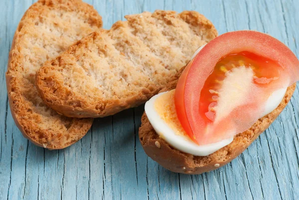 Rusk sandviç yumurta ve domates ile — Stok fotoğraf