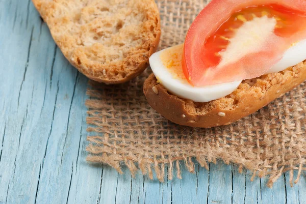 Rusk sandviç yumurta ve domates ile — Stok fotoğraf