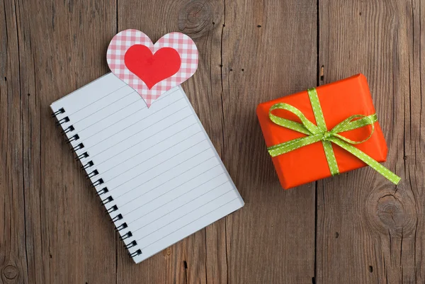 Cuaderno con regalo y corazones —  Fotos de Stock