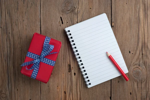Quaderno con regalo e matita Foto Stock