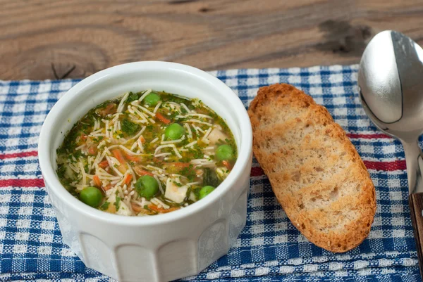 Zupa z makaronem i warzywami — Zdjęcie stockowe