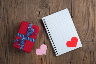 Defter ile hediye ve kalpler