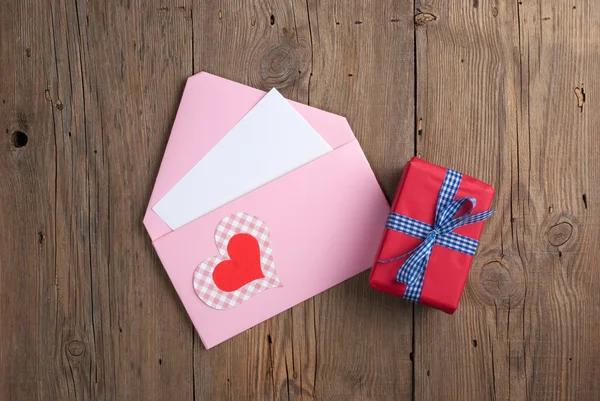 Love letter with gift — Stock Photo, Image