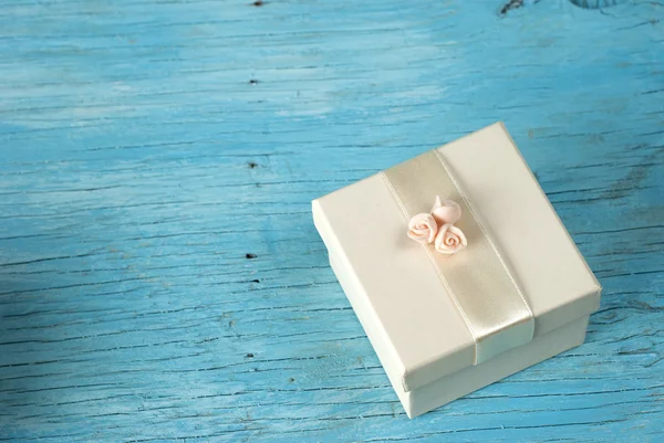 Gift box with ribbon — Stock Photo, Image