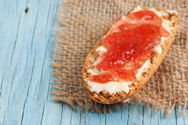 Rusk tereyağı ve reçel ile