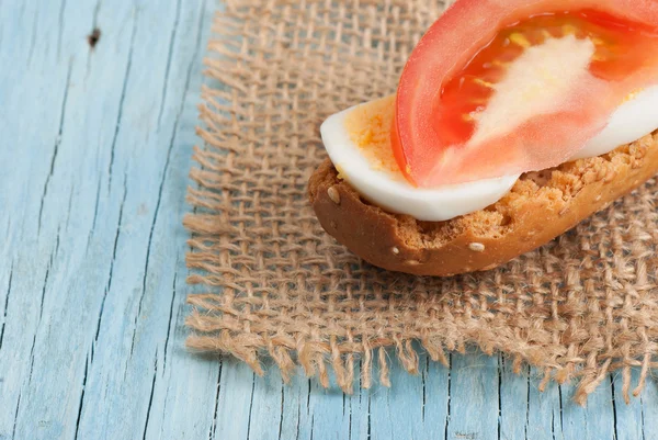 Rusk sandviç yumurta ve domates ile — Stok fotoğraf