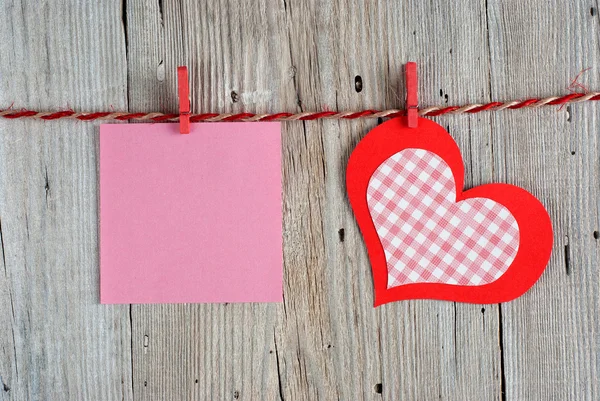 Corazón de papel y nota en blanco — Foto de Stock