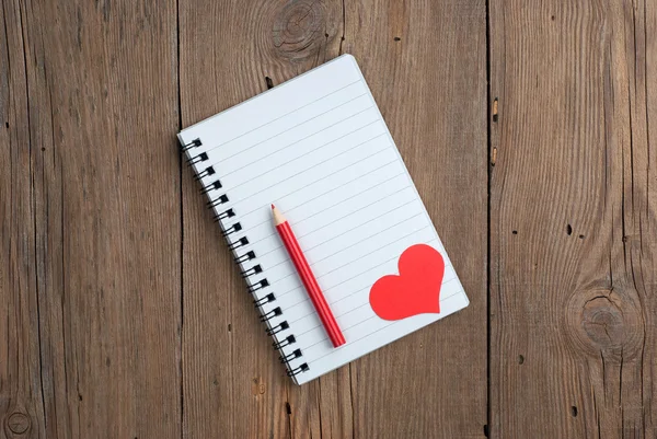 Cuaderno con corazones y lápiz — Foto de Stock