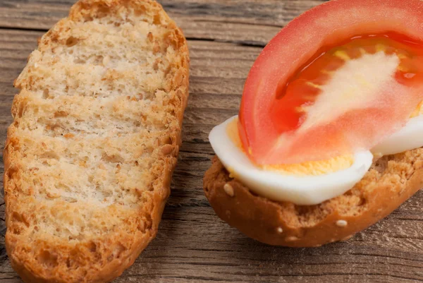 Rusk sandwich with egg and tomato — Stock Photo, Image