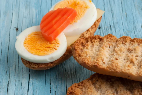 Rusk sandwich with egg and carrot — Stock Photo, Image