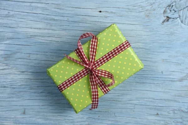 Gift box with ribbon — Stock Photo, Image