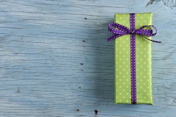 Gift box with ribbon — Stock Photo, Image