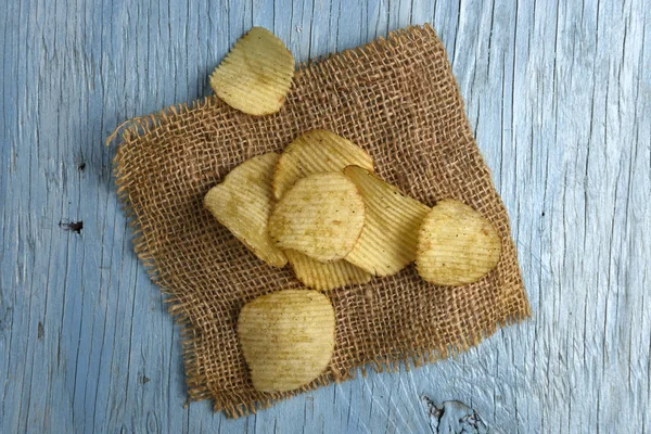 Patatas fritas en mesa de madera vieja — Foto de Stock