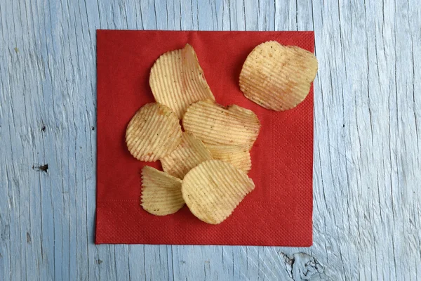 Patatas fritas en mesa de madera vieja — Foto de Stock