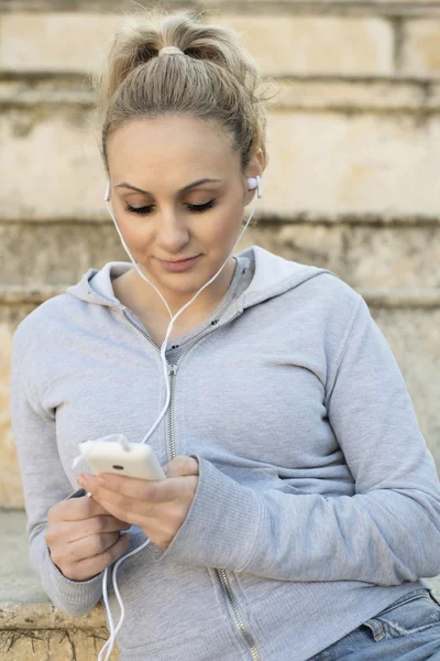 Woman listening music — Stock Photo, Image