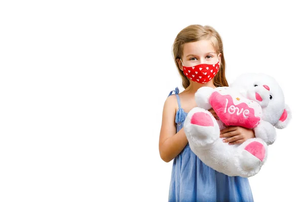 Dziecko Czerwonej Masce Ściska Pluszowego Misia Odizolowany Białym Tle Przestrzeń — Zdjęcie stockowe