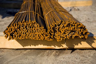 İnşaat armatür yığını.