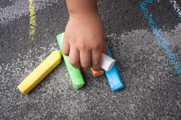 Hand houden gekleurde krijt — Stockfoto