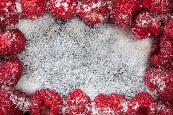 Himbeeren auf schwarzem Hintergrund — Stockfoto