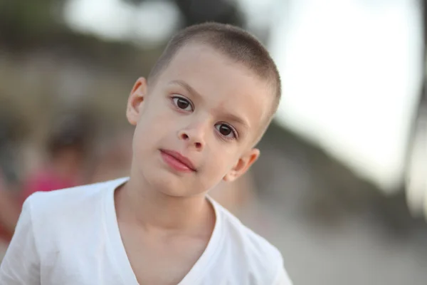 Kleiner Junge sieht ernst aus — Stockfoto