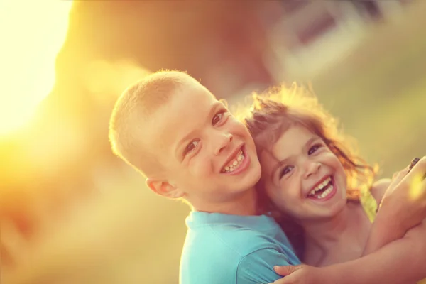 Bruder und Schwester in Umarmung mit Liebe und großem glücklichen Lächeln. — Stockfoto