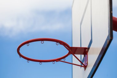 Basketbol sepet açık mavi gökyüzü üzerinde