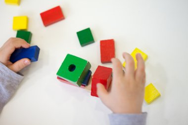 Çocuk oyun ile renkli ahşap tuğla şekilleri