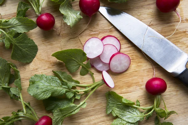 Rettich geschnitten und Messer — Stockfoto