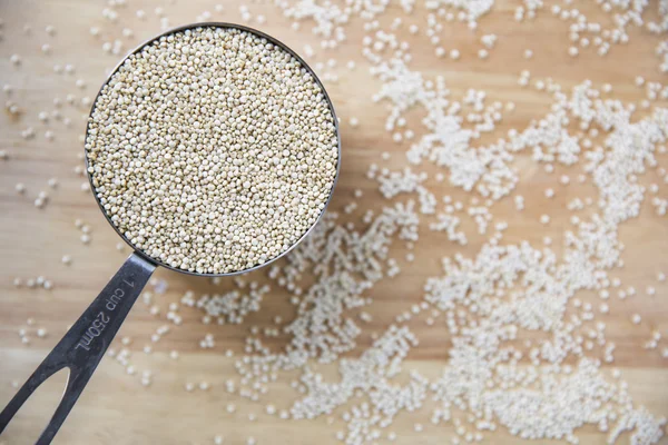 Quinoa σε κύπελλο μέτρησης — Φωτογραφία Αρχείου