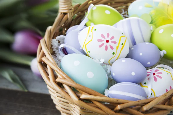 Huevos de Pascua en cesta —  Fotos de Stock