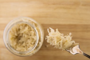 çatal üzerinde lahana turşusu