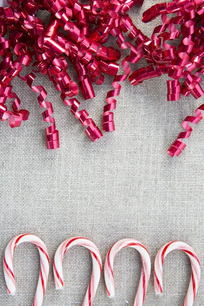 Candy Canes en linten — Stockfoto