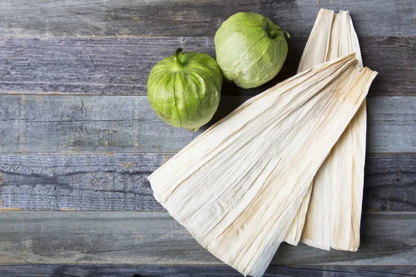 Tomatillos et écorces de maïs — Photo