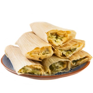 Peynir ve biber Tamales izole