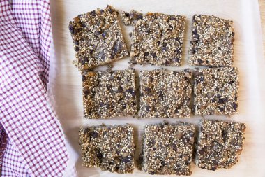 Quinoa çikolata çipi kareler