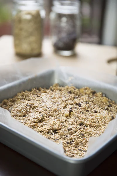 Barres de petit déjeuner de quinoa de cuisson — Photo