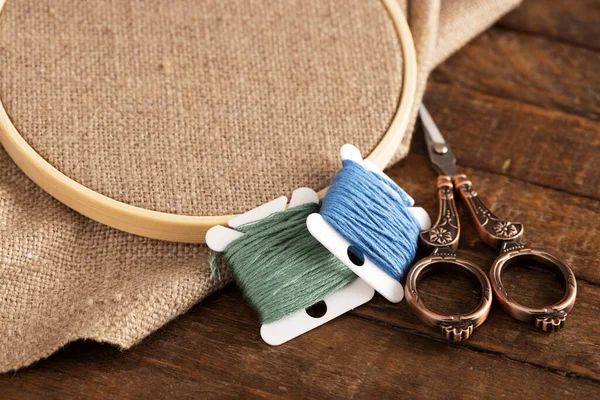 Embroidery Floss with Scissors and Linen — Stock Photo, Image