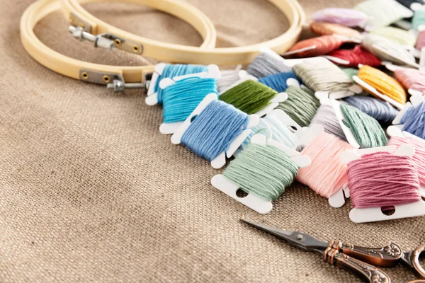 Embroidery Floss with Hoops and Scissors on Linen — Stock Photo, Image