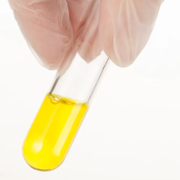 Líquido amarillo en tubo de ensayo — Foto de Stock