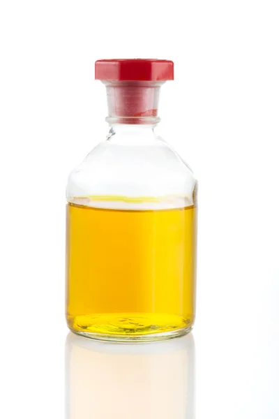 Botella con líquido amarillo — Foto de Stock